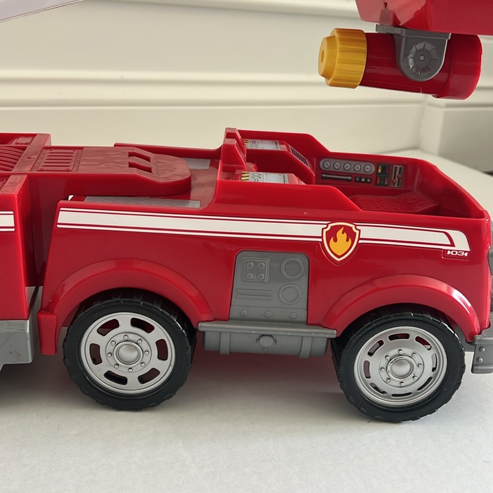 Paw Patrol Ultimate Rescue Fire Truck w/Extendable 2 ft. Tall Ladder Marshall - Picture 9 of 17